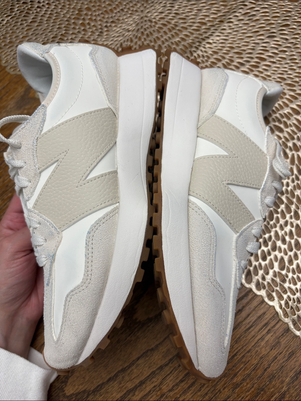 New Balance 327 - Picture 2 of 11